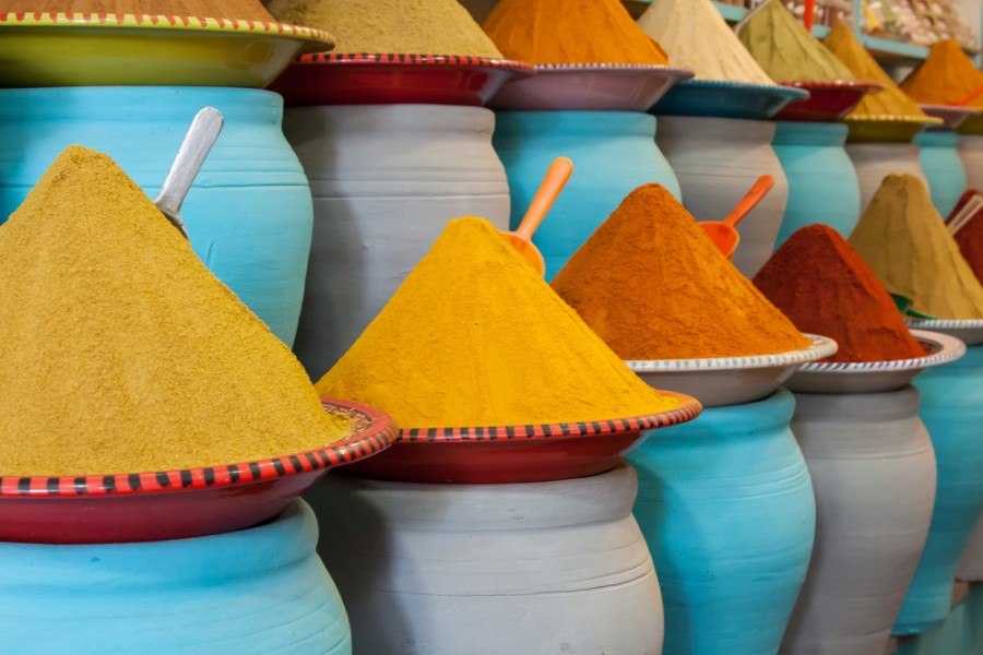 Quels sont les produits typiques que l'on peut trouver dans les souks marocains ?