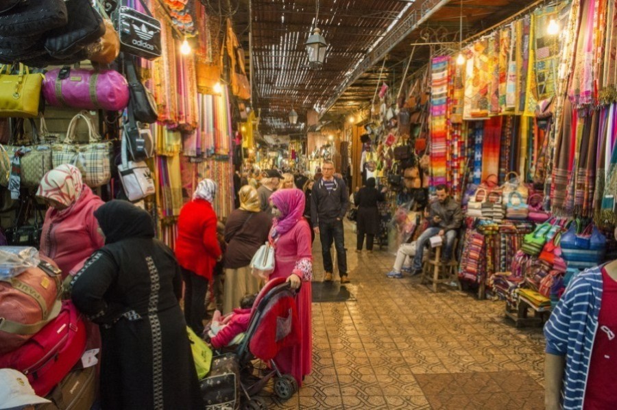 Quels sont les spectacles et animations proposés sur la place Jemaa el Fna le soir ?